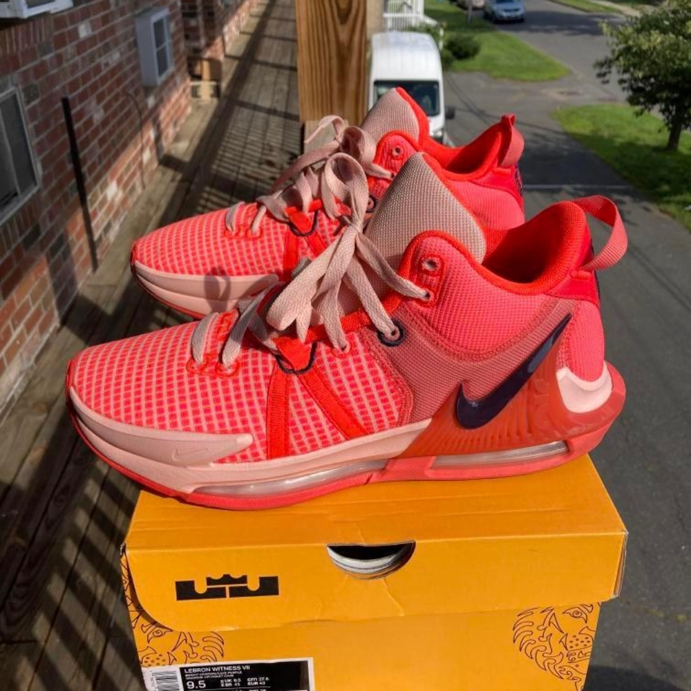 Nike LeBron witness 7 bright crimson size 9.5 men
